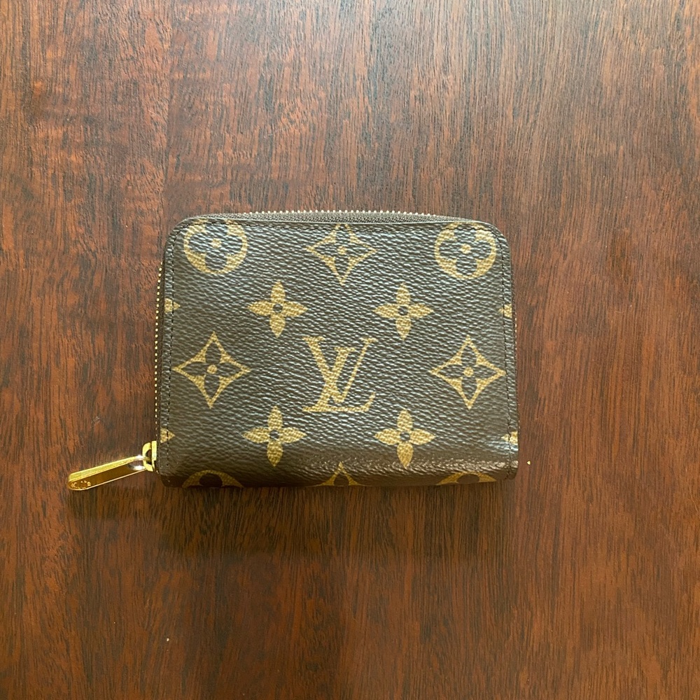 Louis Vuitton zippy coin pouch with all original packaging!